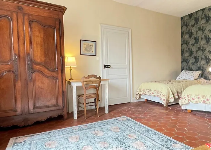 Le Clos De Paris Bed & Breakfast 3*