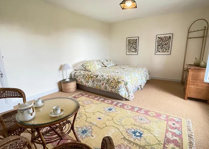 Le Clos De Paris Bed & Breakfast